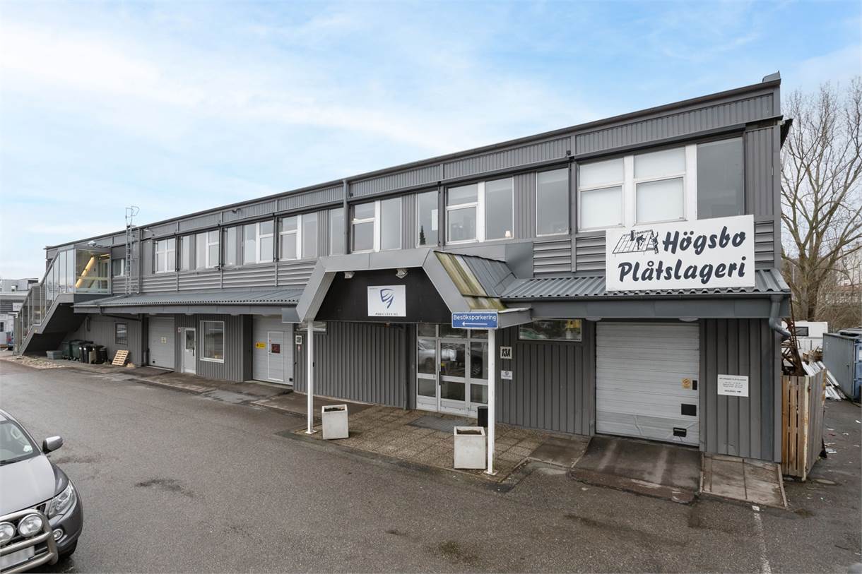 Här kan vi nu erbjuda dett unika kontor på 435 kvm med en stor öppen planlösning omgiven av flera kontorsrum och med egen entré. bild 1
