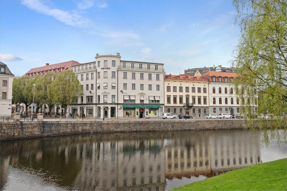 Topprenoverat kontor med privat terrass och utsikt över kanalen samt Trädgårdsföreningen bild 1